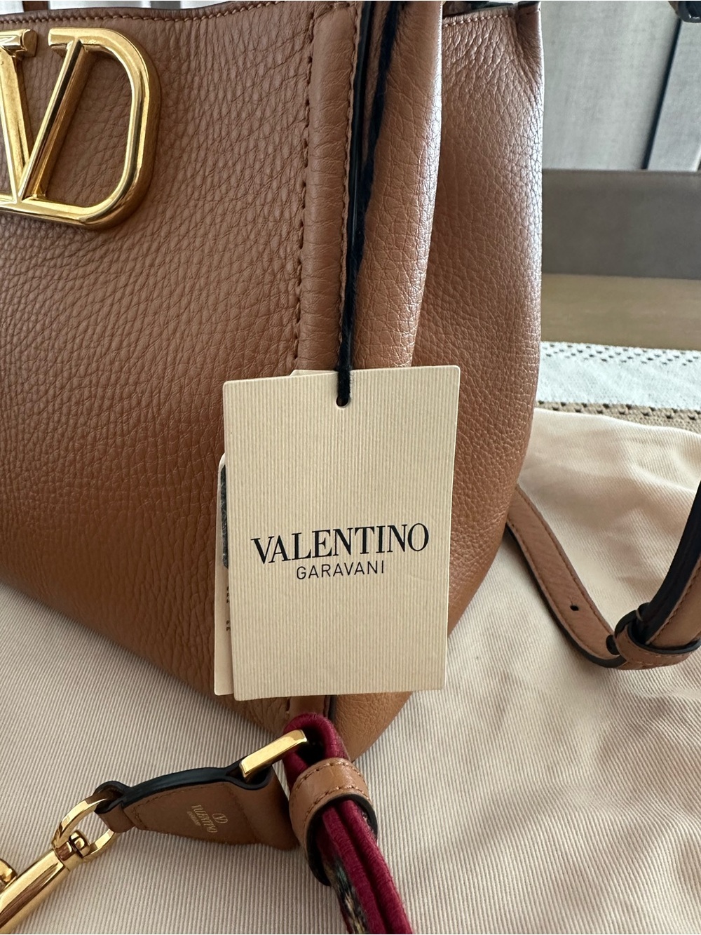 Valentino Garavani Alltime Medium Handbag in Grainy Calfskin - Picture 4 of 7